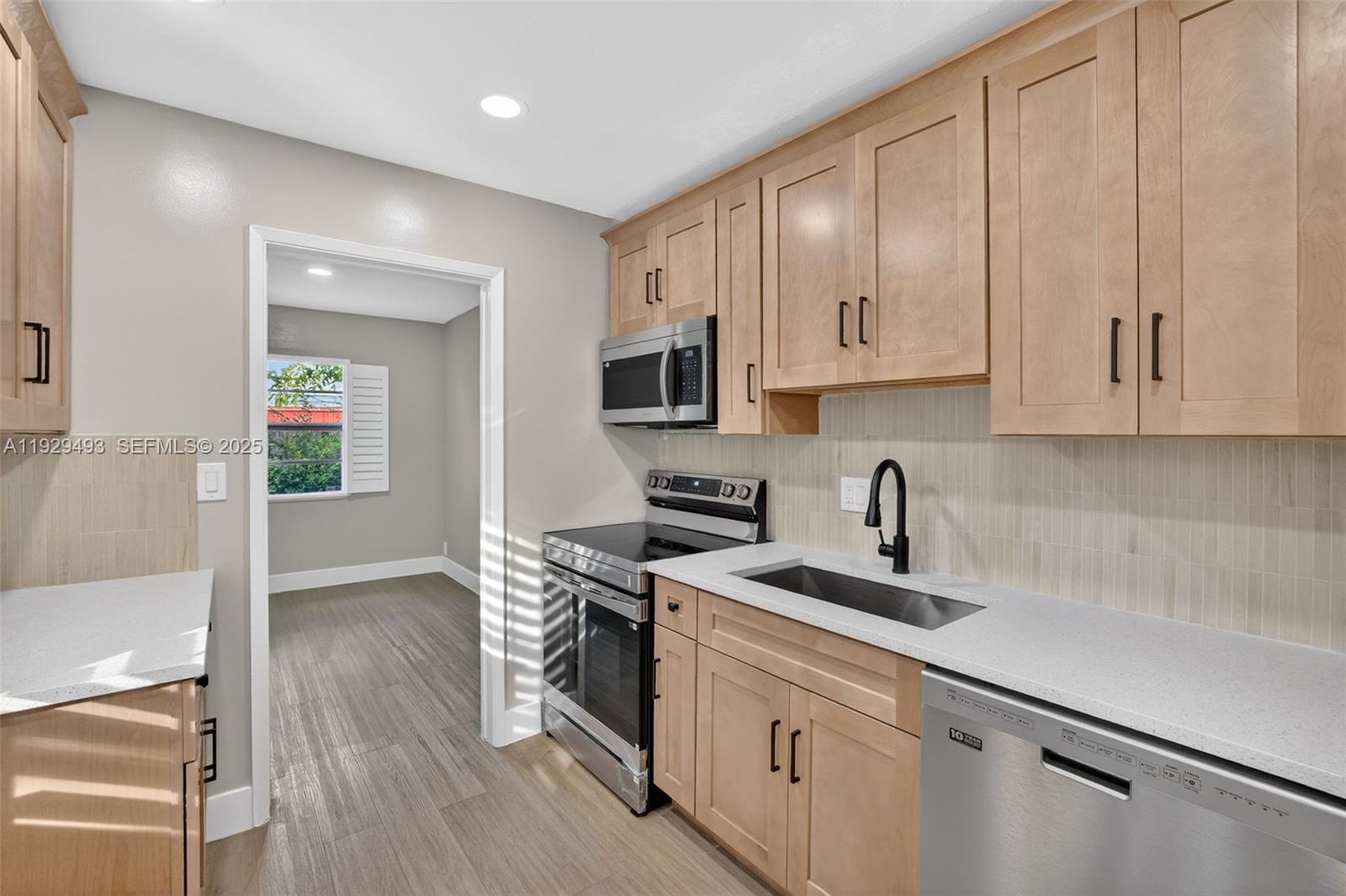 LAUDERDALE PARK 6-33 1/2 - Residential Income