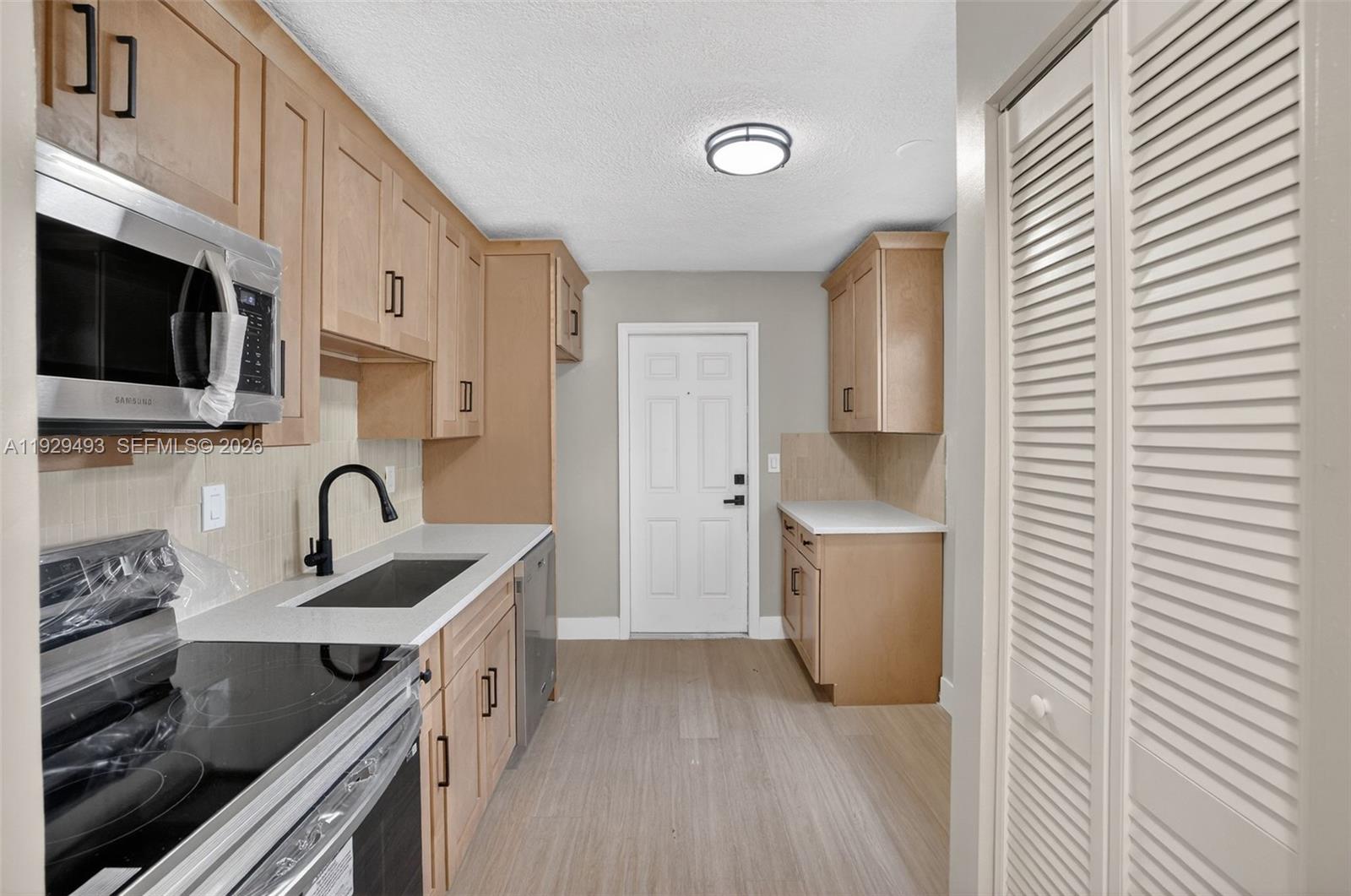 LAUDERDALE PARK 6-33 1/2 - Residential Income