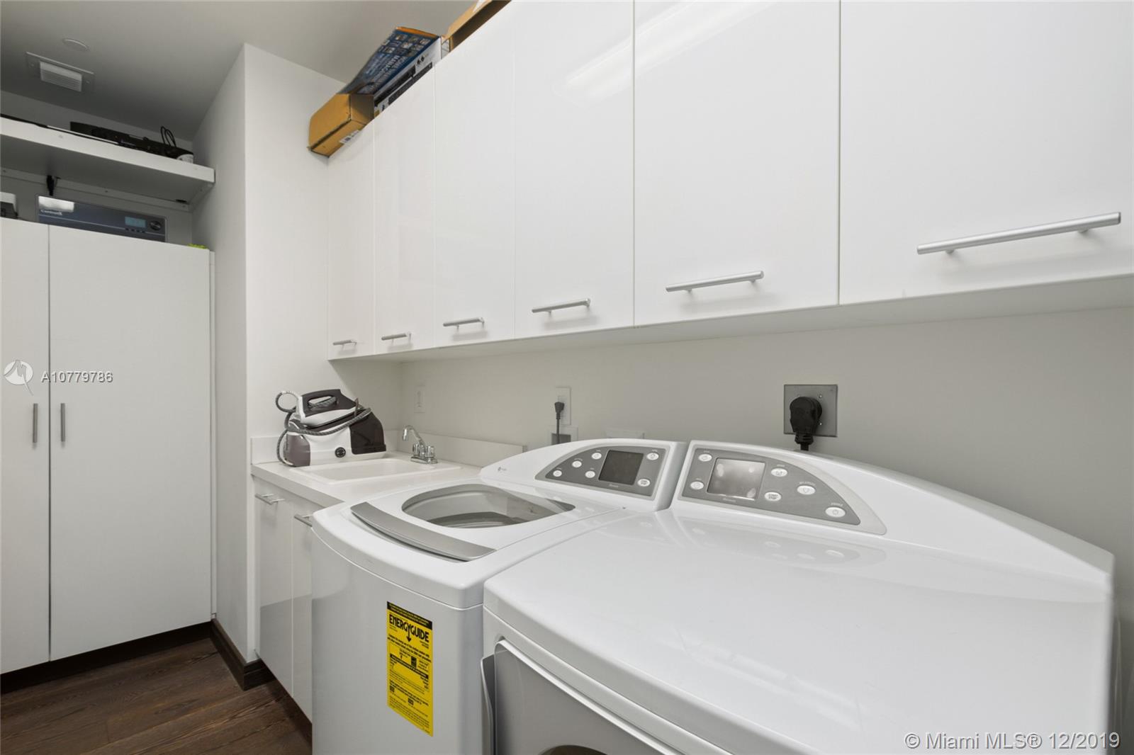 2711 HOLLYWOOD BEACH COND - Residential