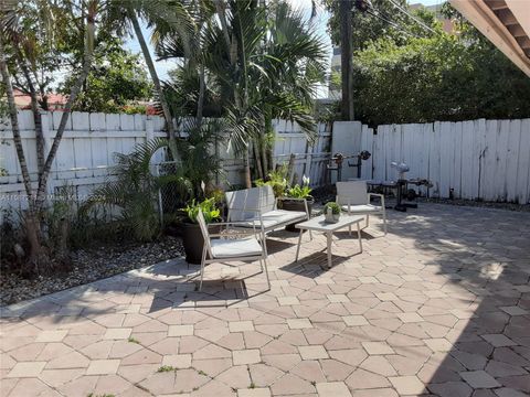 Single Family Residence in Miami FL 4074 4th St St 12.jpg