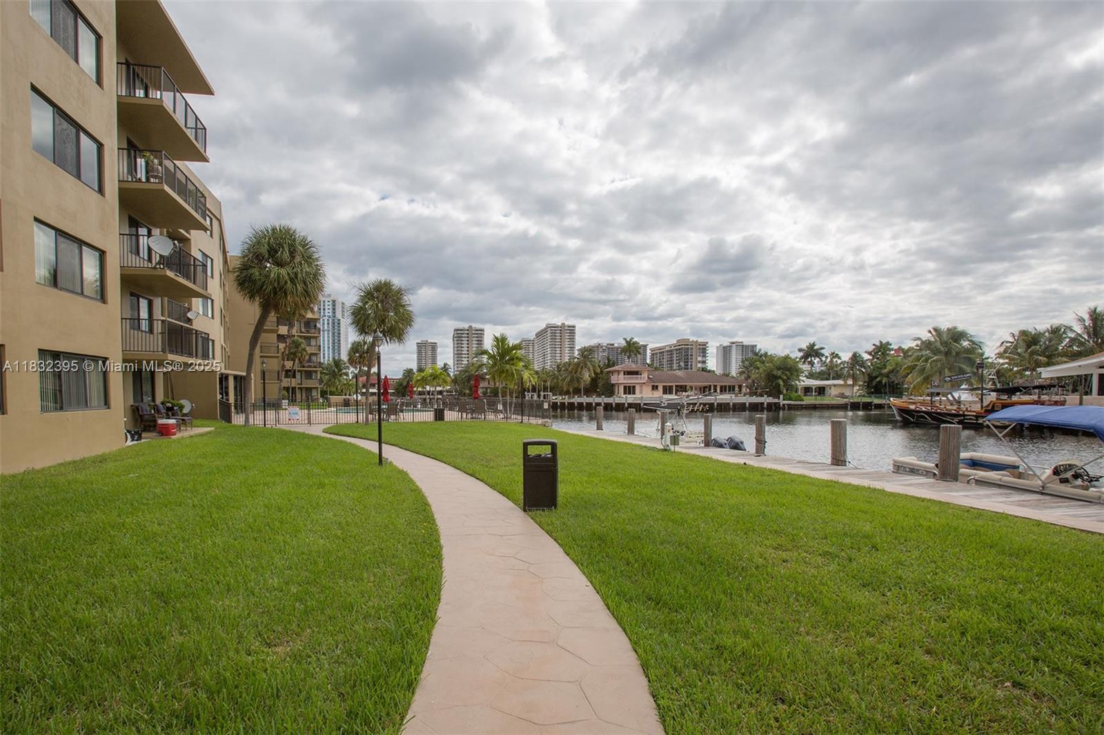 YACHT CLUB CONDO (THE) - Residential