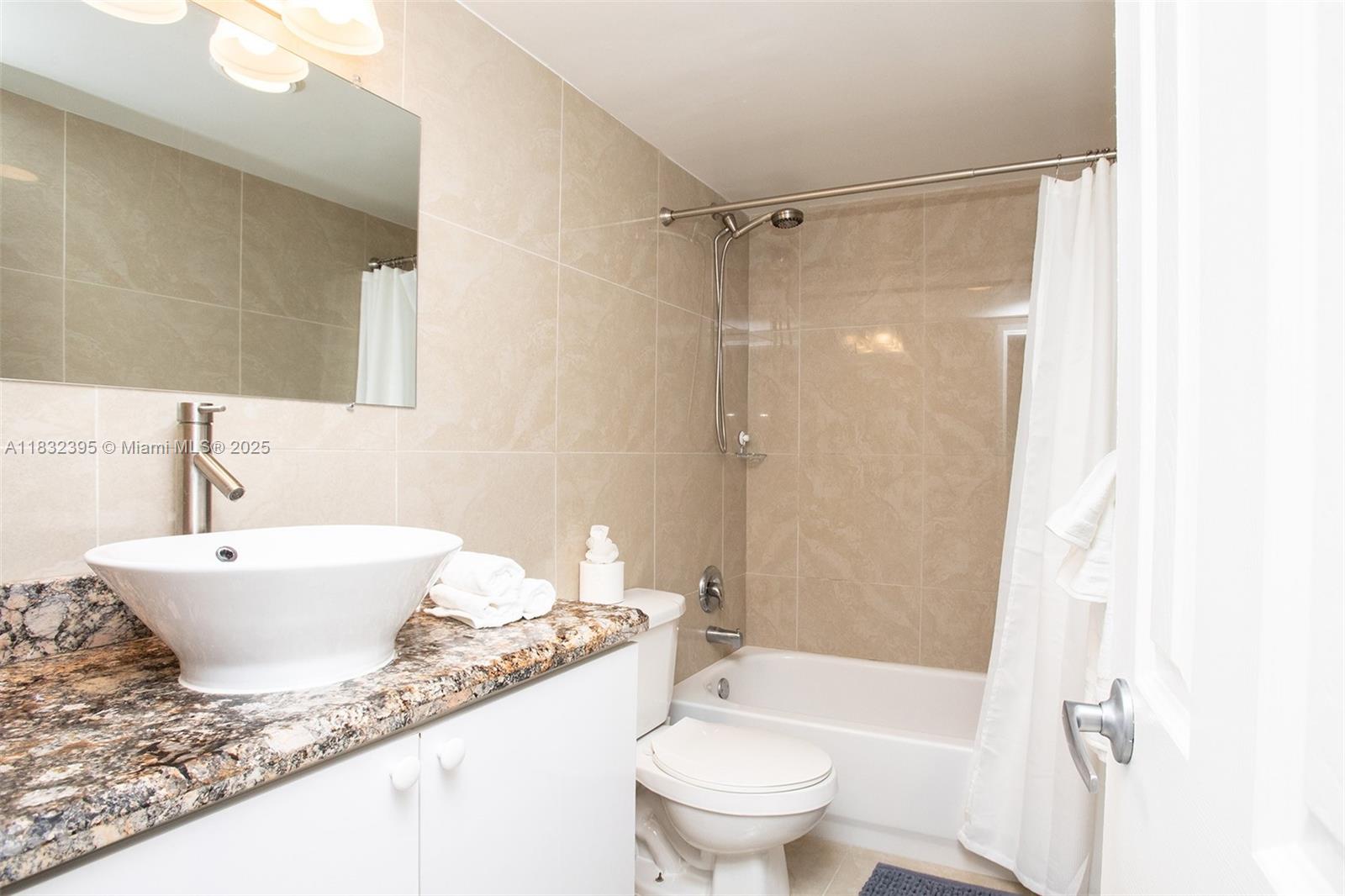 YACHT CLUB CONDO (THE) - Residential