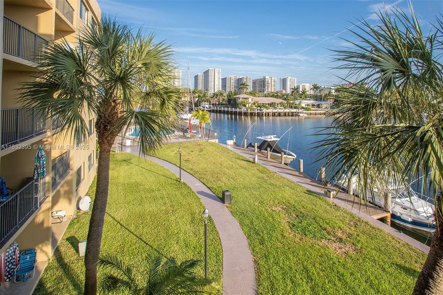 Fantastic unit 1 bedroom/1 bathroom. Blocks away from the beach, nice pool with a bay view, many convenience stores and dinning places close by.