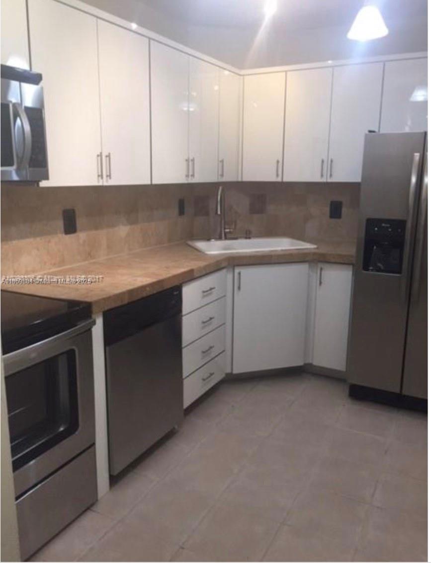 Beautiful and spacious one bedroom and one bathroom apartment, Screened porch, Walk-in closet. Community pool, clubhouse, gym and tennis court. Beautiful view of well-maintained gardens. Located in an excellent and quiet area of Oakland Shores. Very close to shops, restaurants and shopping centers. Close to major highways. No motorcycles or commercial vehicles per association.