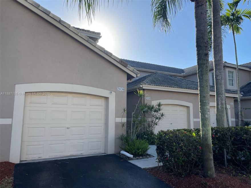 3 bedroom 2 1/2 bath Townhouse in San Messina. Great neighborhood with common pool and child play. Close to I-75. Walking distance to shopping plaza where Publix is located.