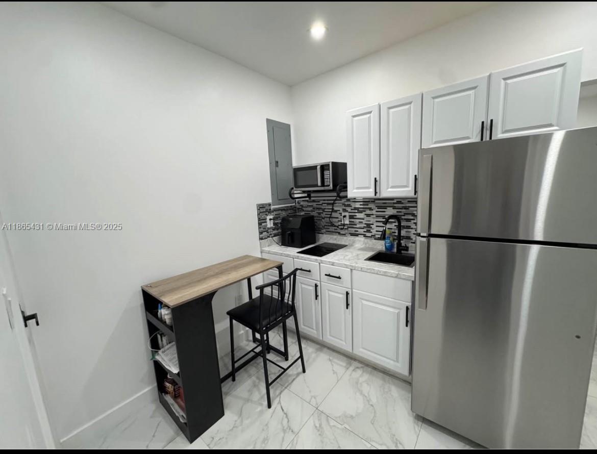 Cozy Efficiency – All Utilities Included!
Looking for a simple, stress-free place to call home? This bright and functional efficiency apartment is designed for easy living and comfort. Perfect for one person who wants privacy, convenience, and unbeatable value.
Cook with ease – full kitchenette with induction cooktop, air fryer & microwave.
All utilities included – one flat rate, no surprises.
On-site washer & dryer – laundry day made easy.
Unfurnished – bring your own style and make it yours.
Street parking available.
Pet policy – sorry, no dogs.
Move-in ready with first month + security deposit.
Don’t miss out on this affordable efficiency in a great location—schedule a showing today!