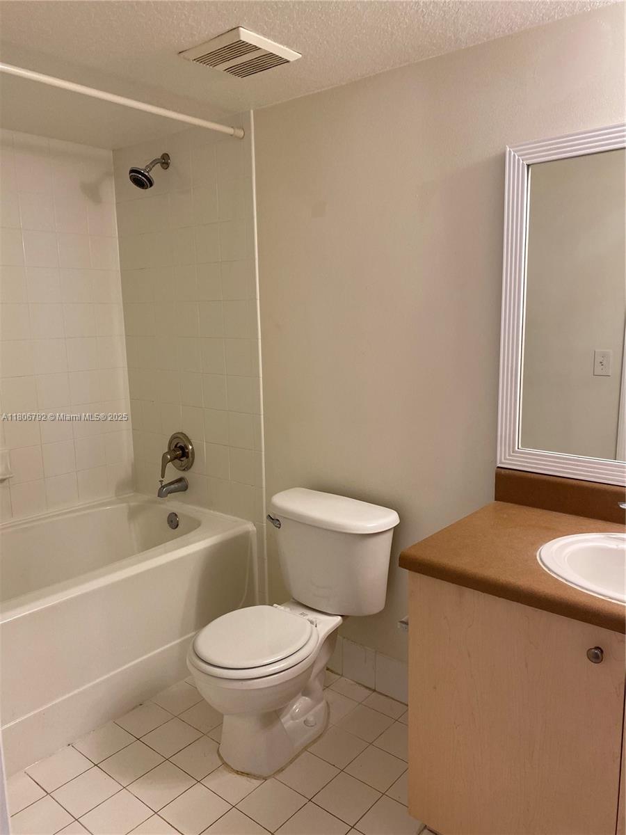 EMERALD ISLE AT LAGUNA LA - Residential Lease