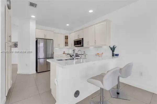 DORAL CAY - Residential Lease