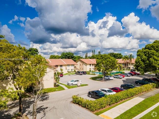 Welcome to this 2 bedrooms, 2 baths Condo in the hearth of Coral Springs!!, close to shopping centers, schools, restaurants, easy access I-75 . this property is rented and waiting for Investors!!!