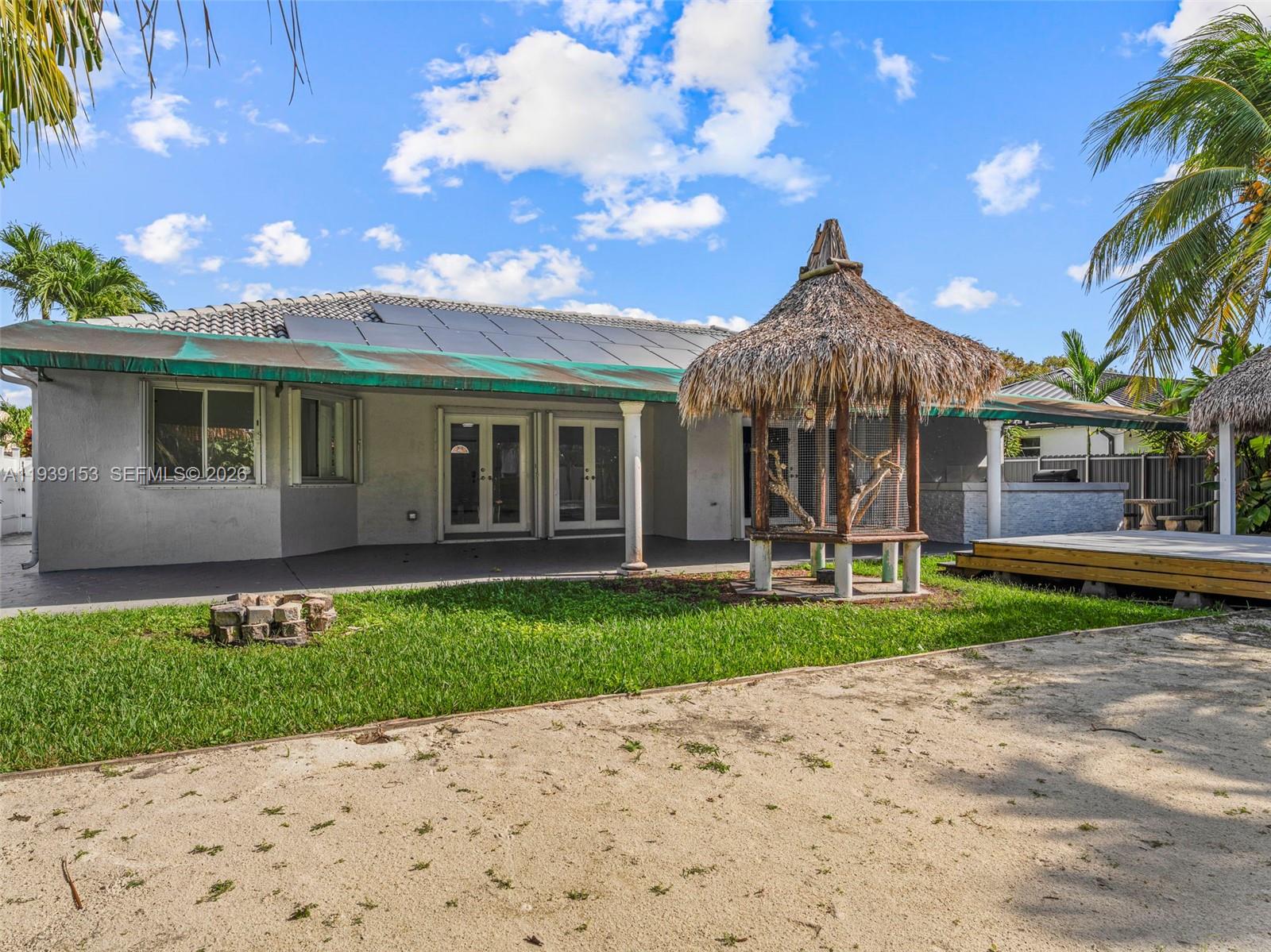 PICKET FENCES COUNTRY EST - Residential