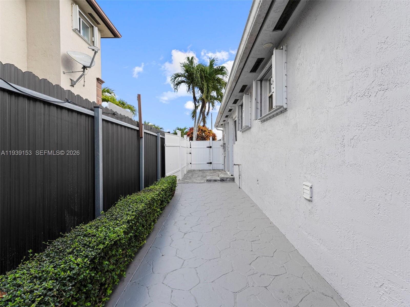 PICKET FENCES COUNTRY EST - Residential