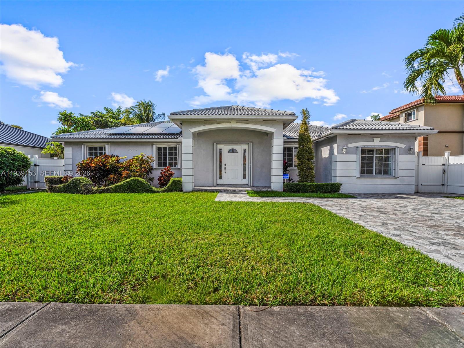 PICKET FENCES COUNTRY EST - Residential