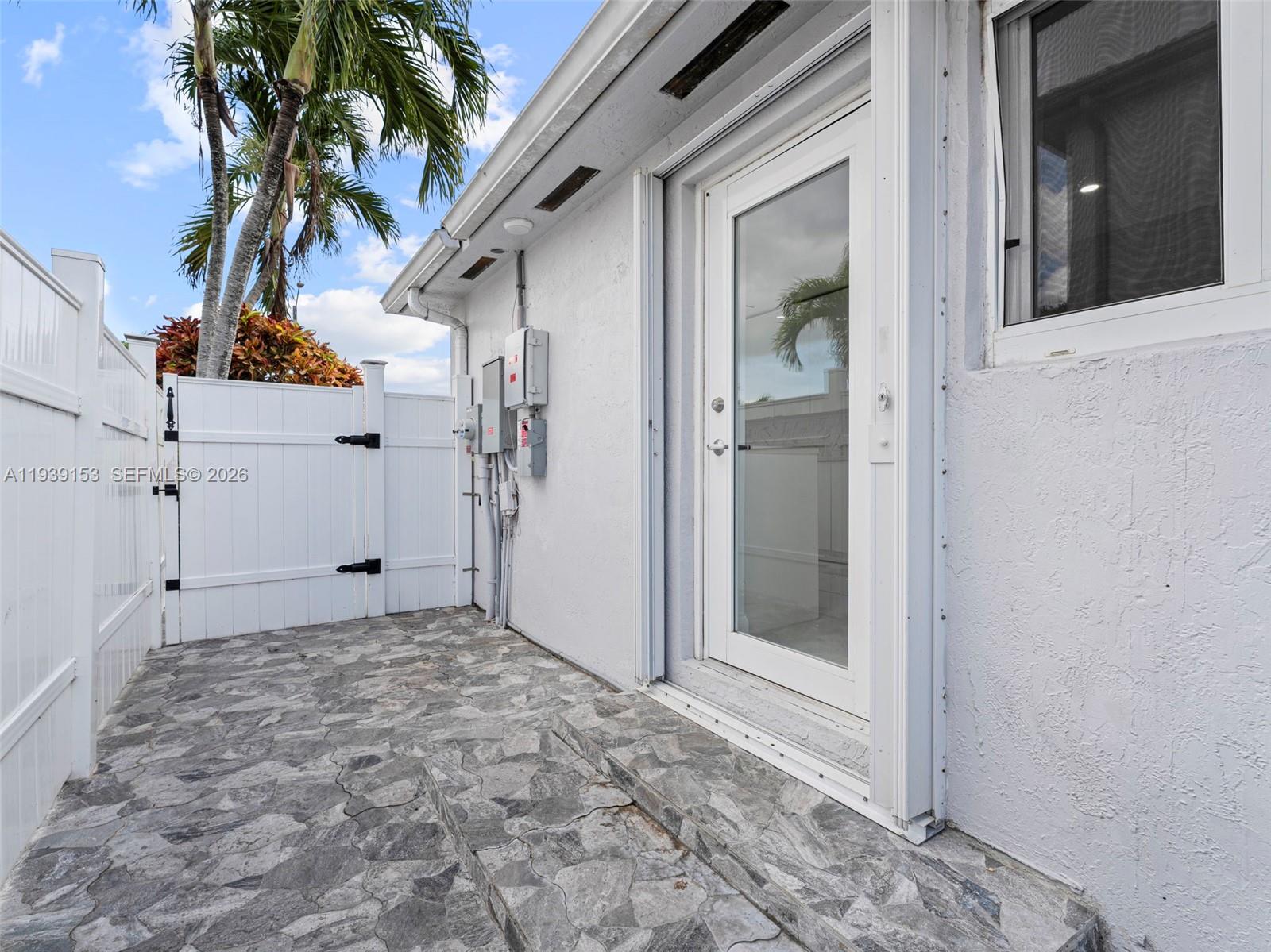 PICKET FENCES COUNTRY EST - Residential