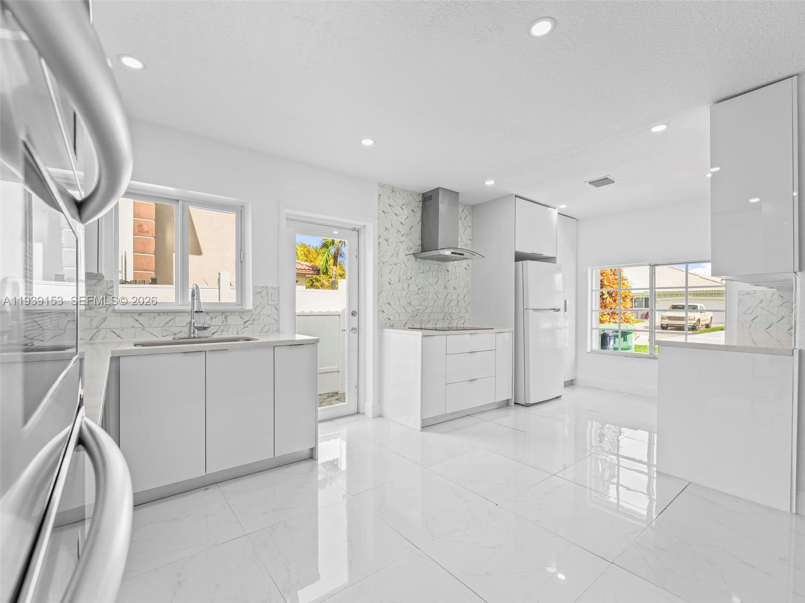 PICKET FENCES COUNTRY EST - Residential