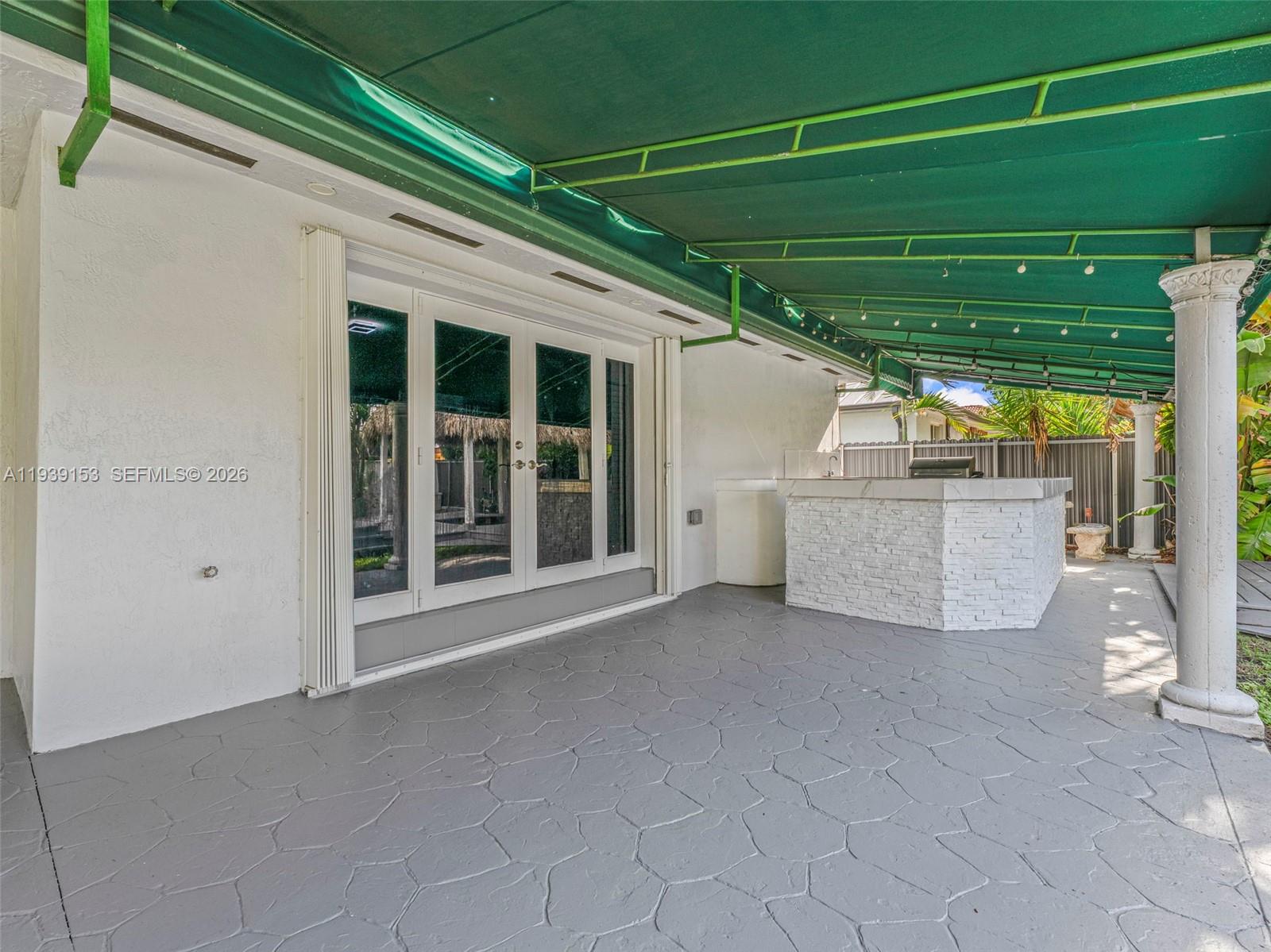 PICKET FENCES COUNTRY EST - Residential