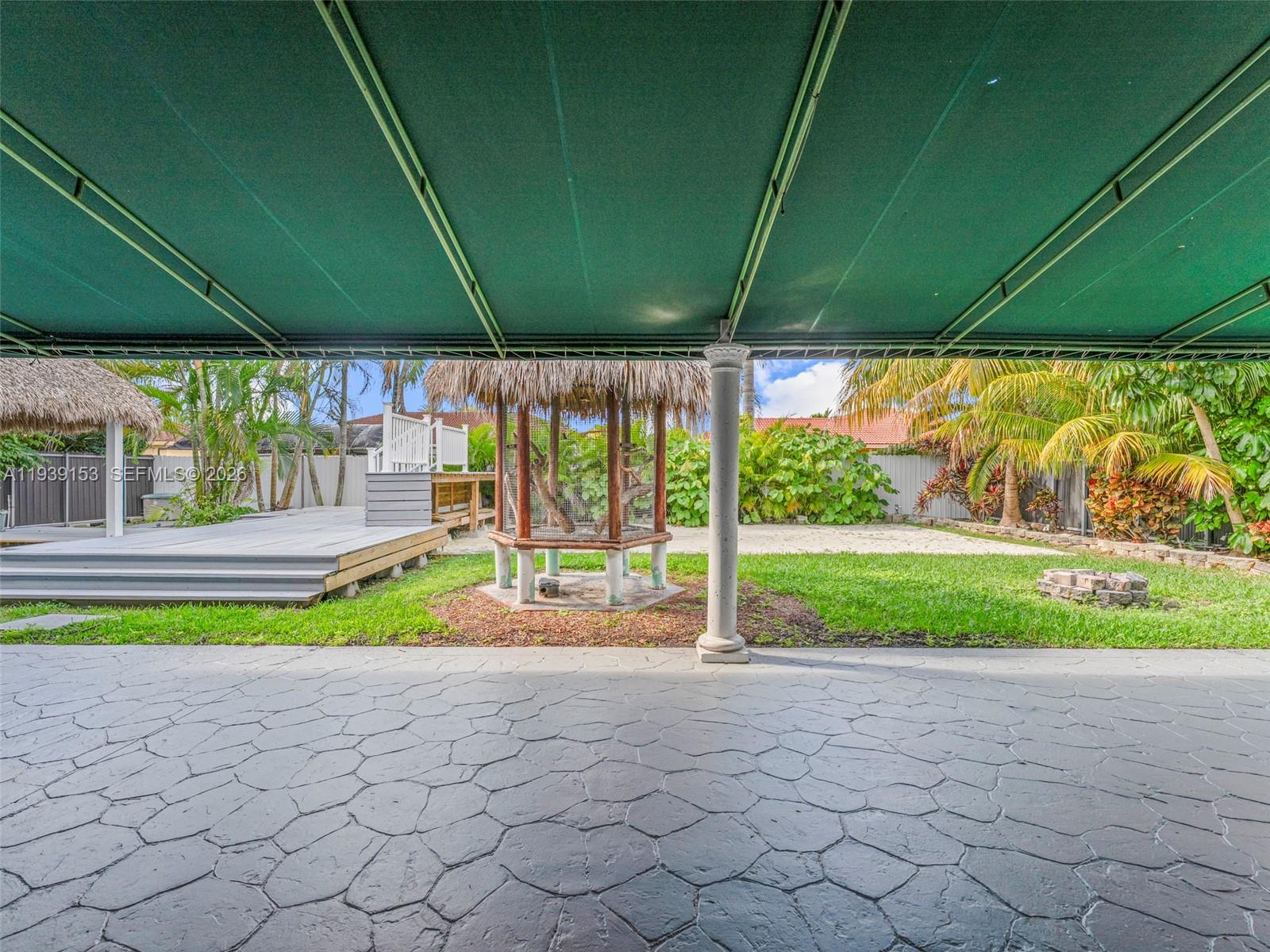 PICKET FENCES COUNTRY EST - Residential