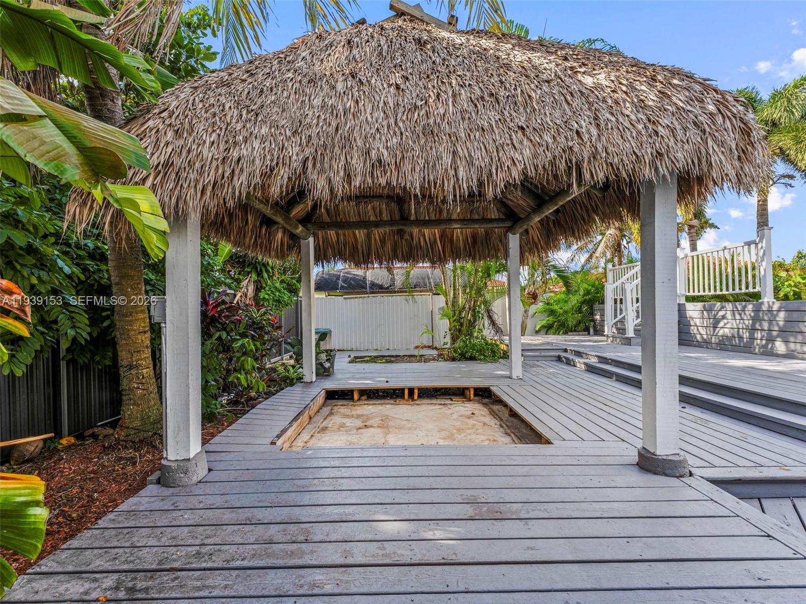 PICKET FENCES COUNTRY EST - Residential