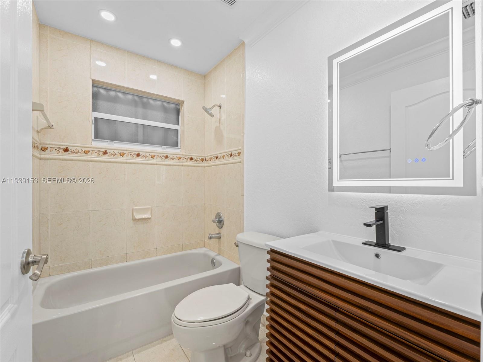 PICKET FENCES COUNTRY EST - Residential