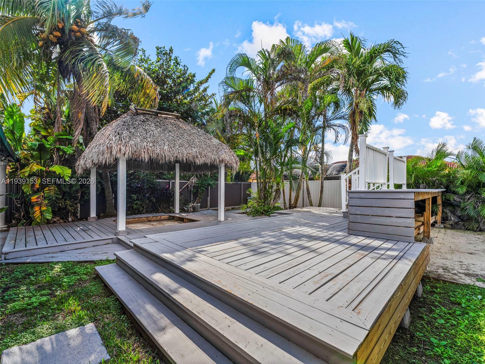 PICKET FENCES COUNTRY EST - Residential