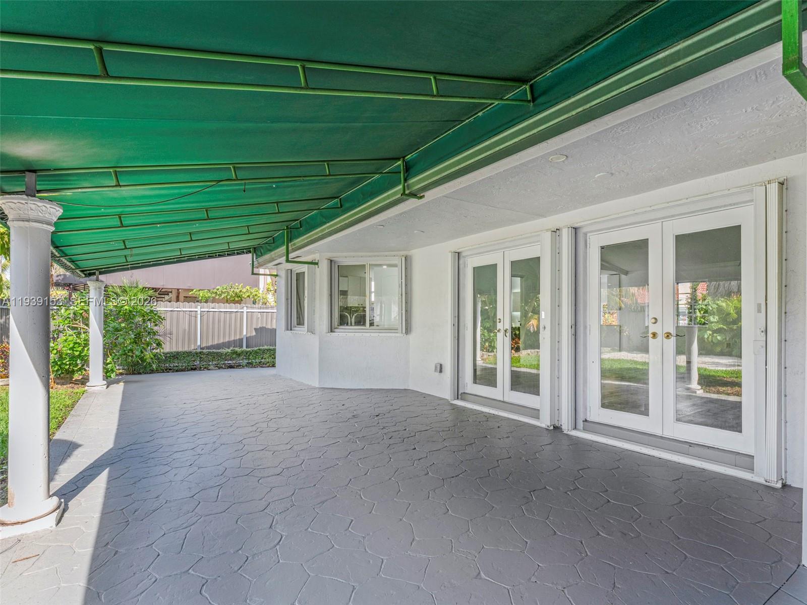 PICKET FENCES COUNTRY EST - Residential