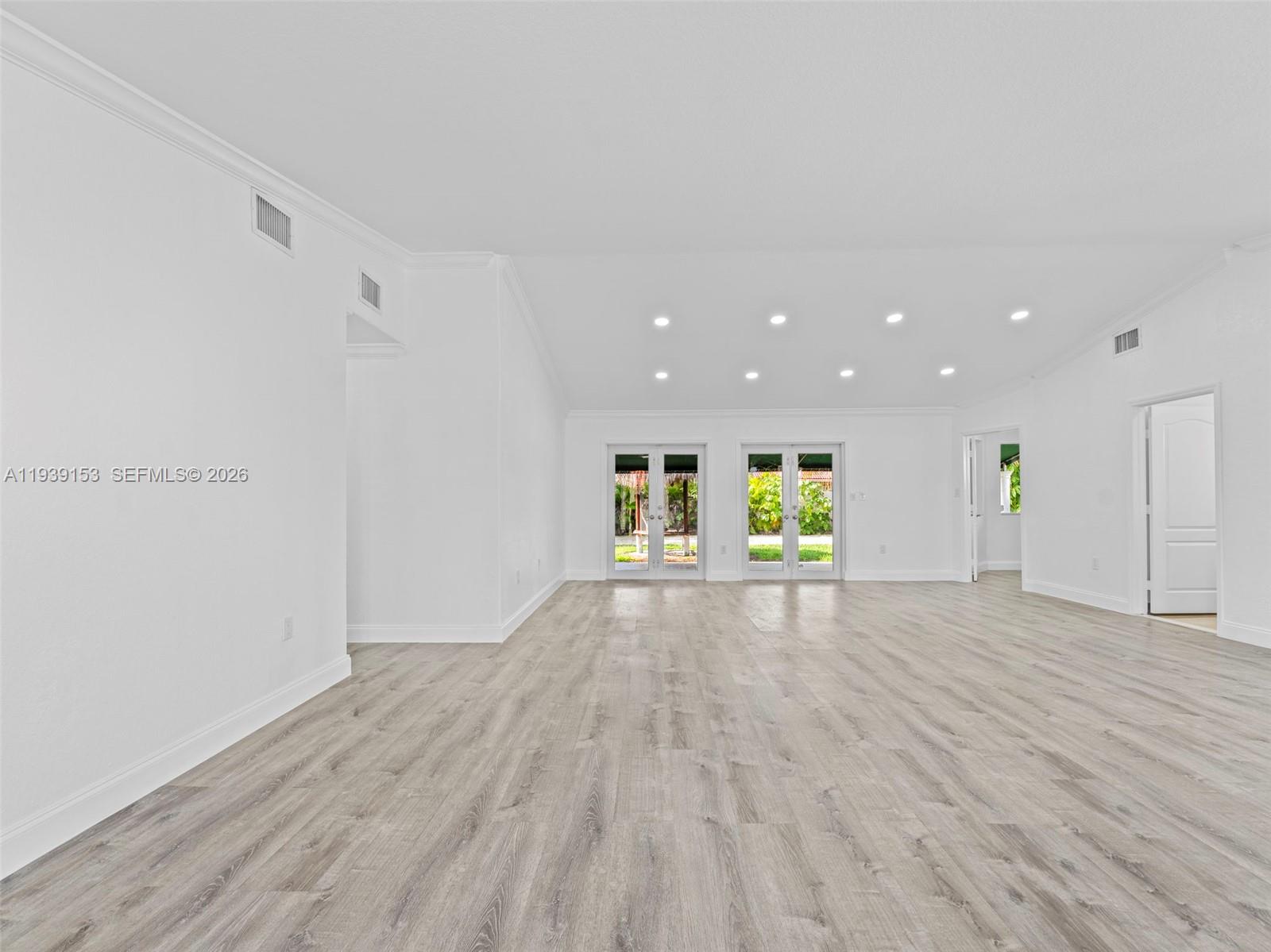 PICKET FENCES COUNTRY EST - Residential