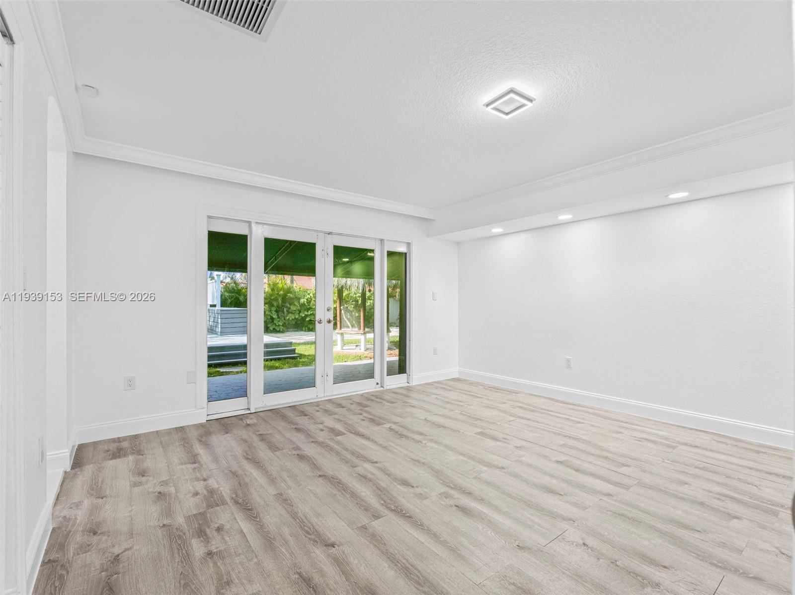 PICKET FENCES COUNTRY EST - Residential