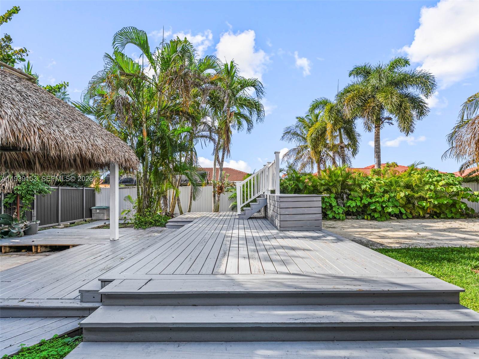 PICKET FENCES COUNTRY EST - Residential