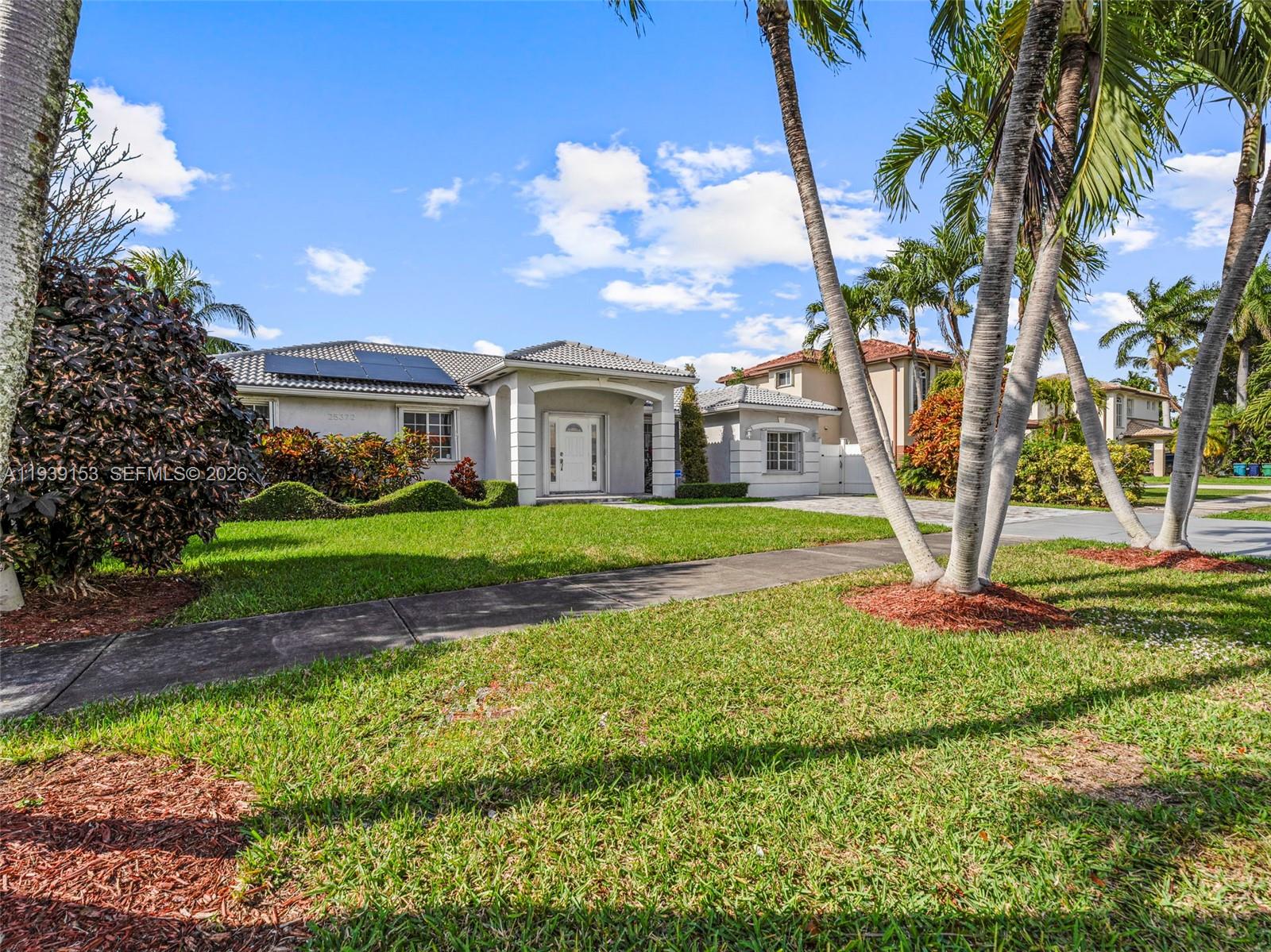 PICKET FENCES COUNTRY EST - Residential