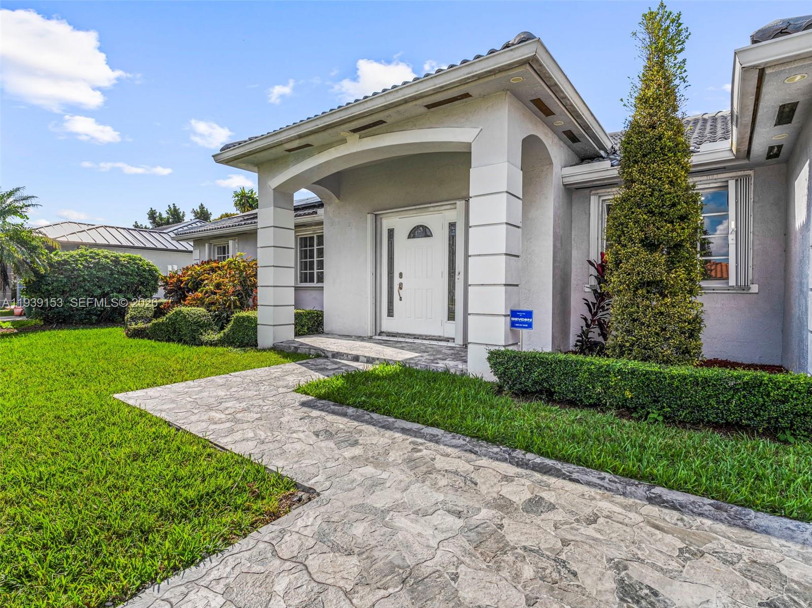 PICKET FENCES COUNTRY EST - Residential