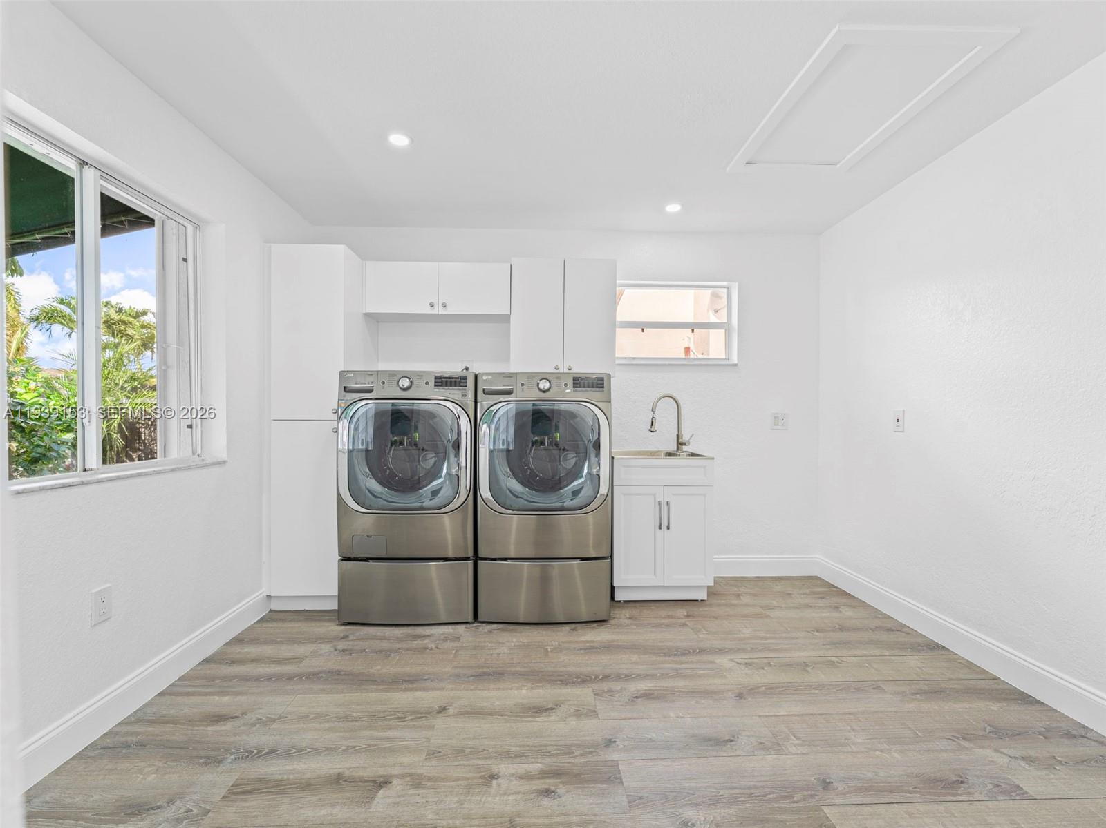 PICKET FENCES COUNTRY EST - Residential