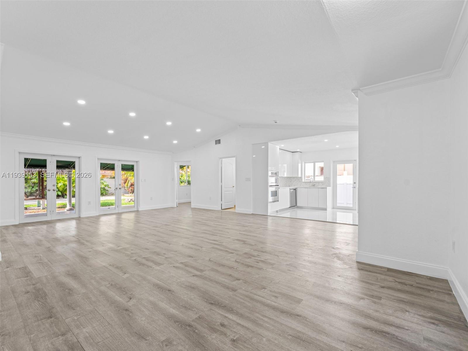 PICKET FENCES COUNTRY EST - Residential