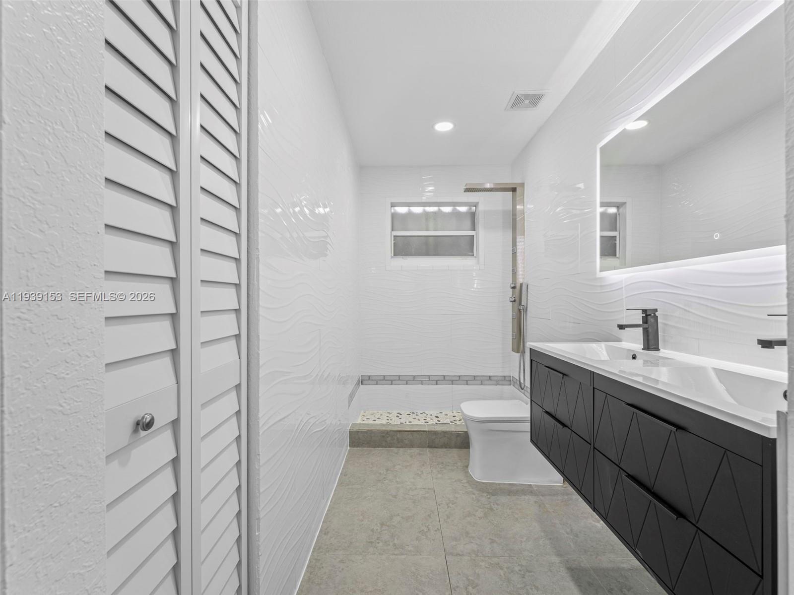 PICKET FENCES COUNTRY EST - Residential