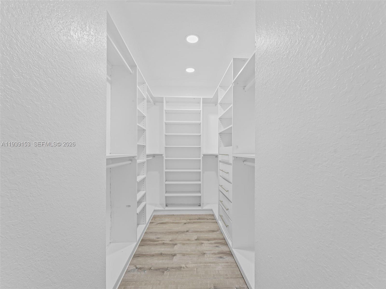 PICKET FENCES COUNTRY EST - Residential