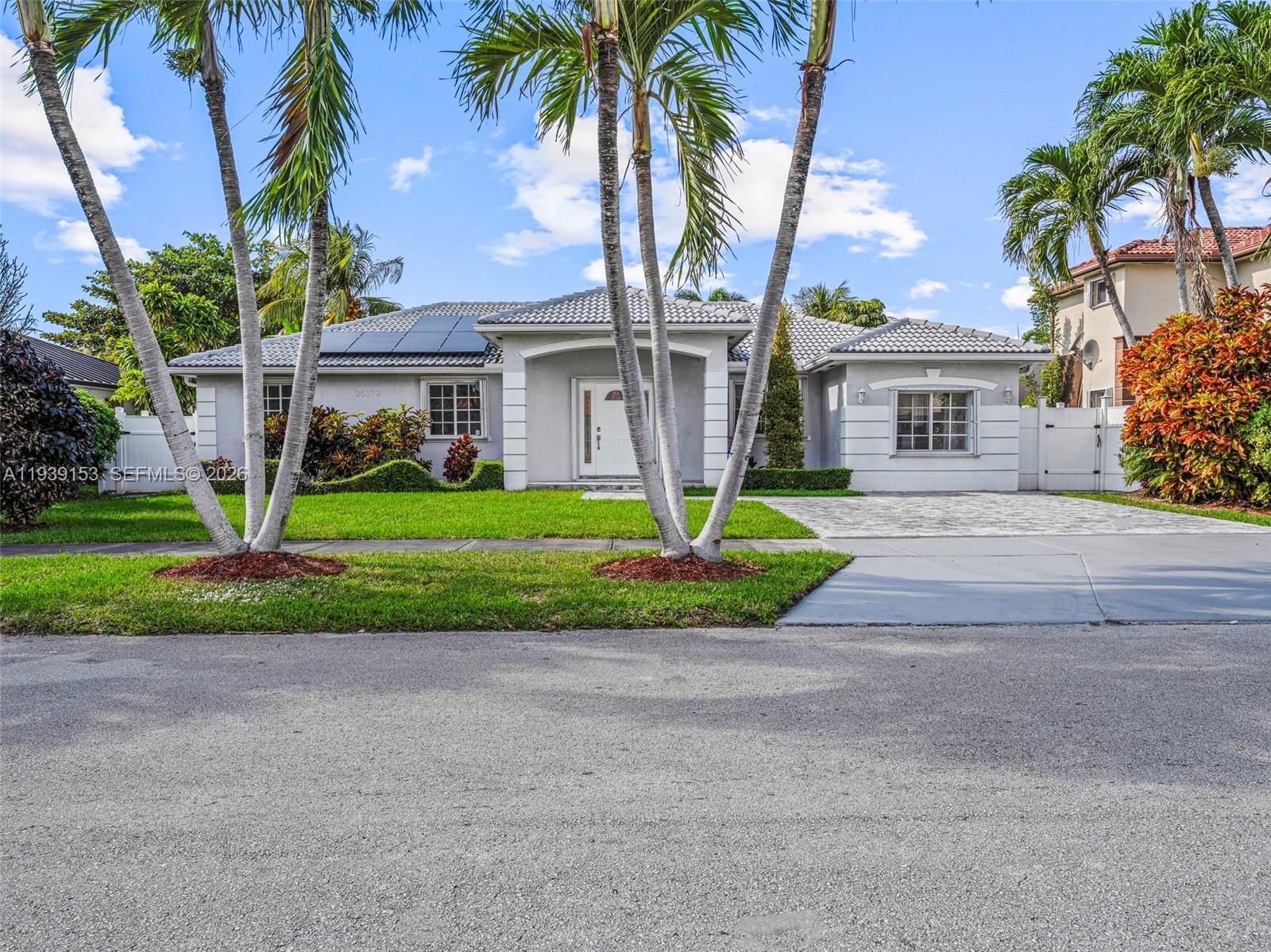 PICKET FENCES COUNTRY EST - Residential