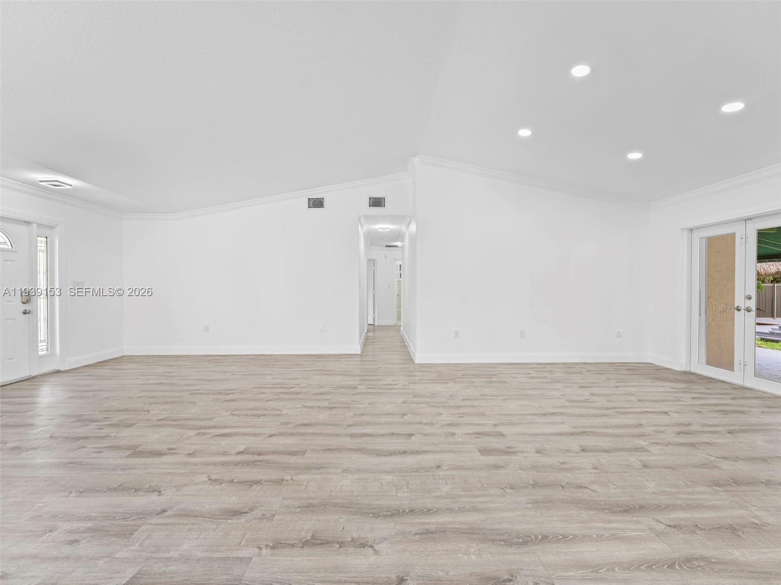 PICKET FENCES COUNTRY EST - Residential