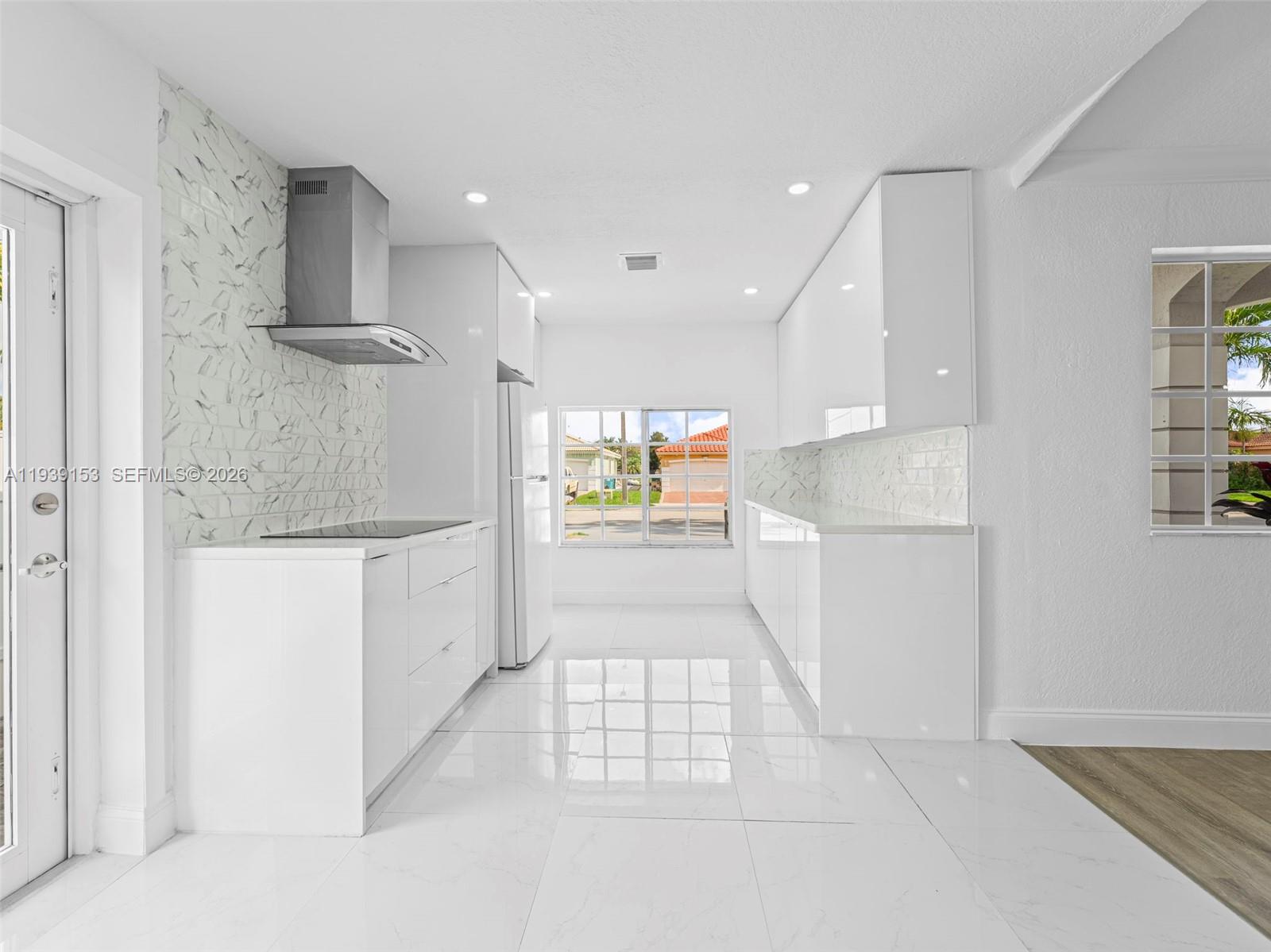 PICKET FENCES COUNTRY EST - Residential