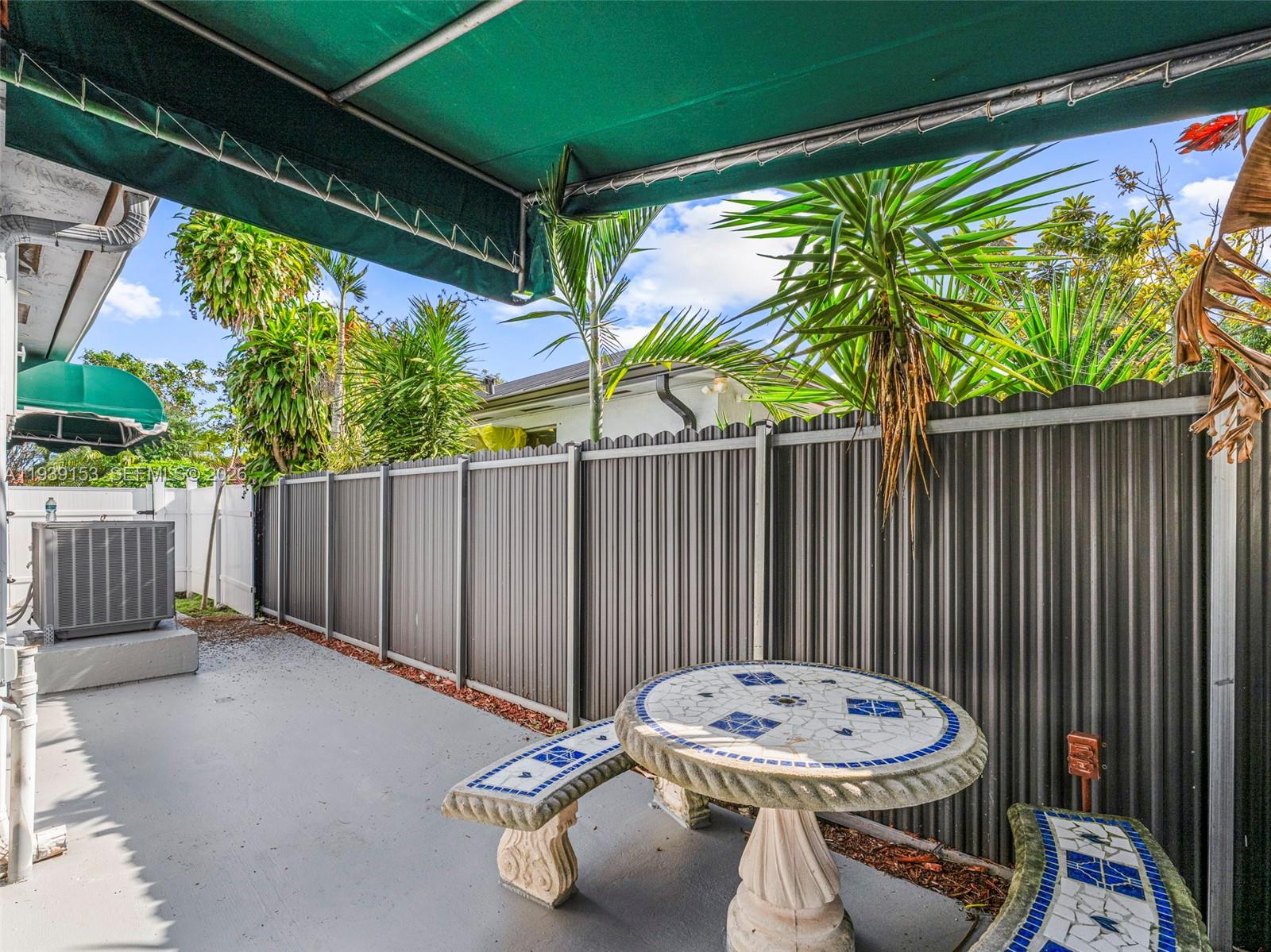 PICKET FENCES COUNTRY EST - Residential