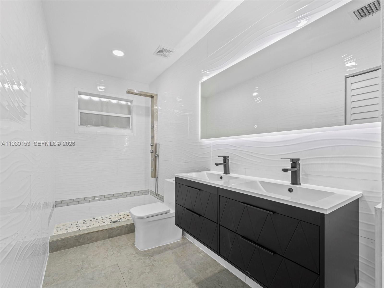 PICKET FENCES COUNTRY EST - Residential