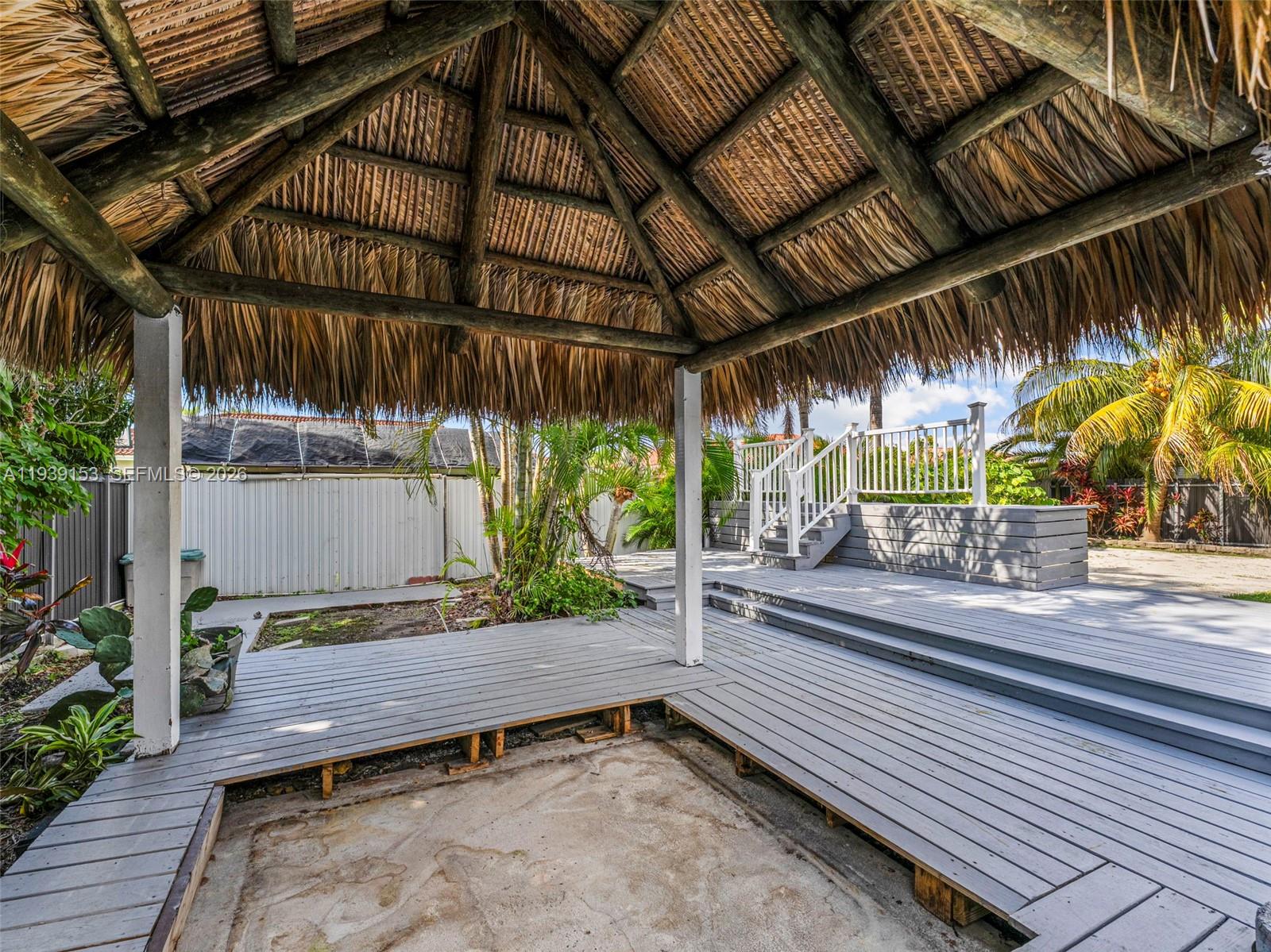 PICKET FENCES COUNTRY EST - Residential