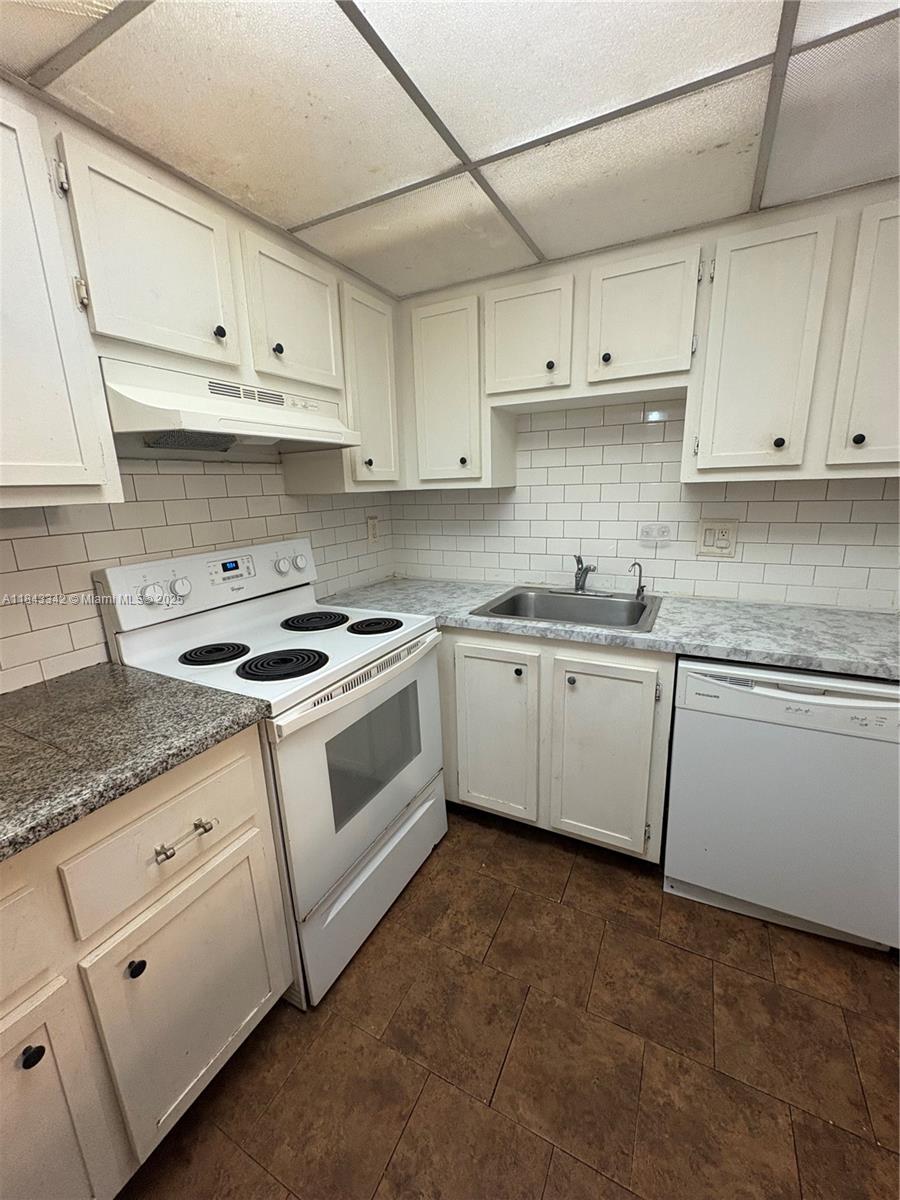 Live in comfort and style in this 1-bedroom, 1.5-bathroom condo located in a secure gated community in the heart of Inverrary. This unit offers a great layout with ample natural light and a peaceful atmosphere.
Features:
1 Bedroom / 1.5 Bathrooms
Bright and open living space
Private balcony/patio
Central A/C
Plenty of closet/storage space
Community Amenities:
24/7 gated security
Swimming pool
Tennis courts
On-site laundry
Elevator access
Assigned parking
Prime Location:
Conveniently located near shopping centers, public transportation, dining, and major highways. Easy access to downtown Fort Lauderdale, beaches, and more!