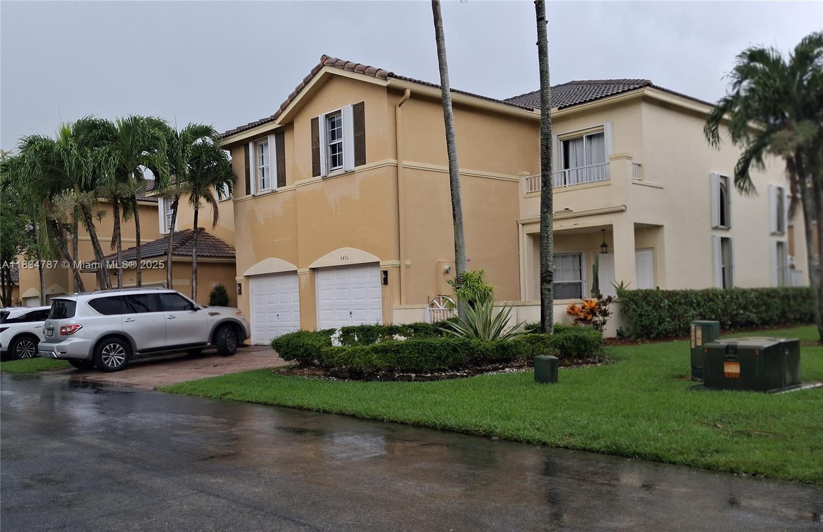 For sale, a beautiful townhouse within the desirable gated community of Las Cascadas in Doral. It is located across from the clubhouse and pool. It has 3 bedrooms and 2 full bathrooms plus one half bathroom, a family room with a wall-mounted TV, two-car garages, and 2 parking spaces at the driveway.