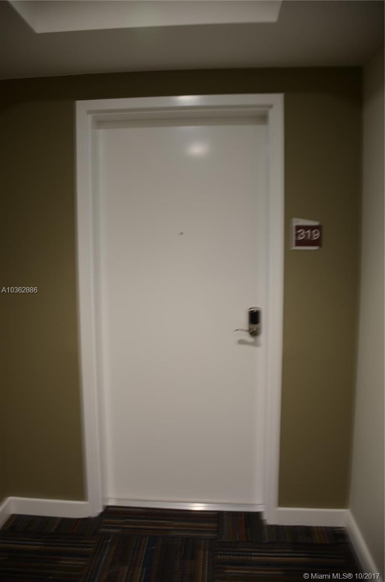 New luxury condo, mix use building with restaurants and shops, new appliances, porcelain floors and this apartment is very smart everything works with the cell phone, main electronics entrance lock, dynamo lights, also included in the rent, tv 120 channels, fast internet, telephone, and water, you just have to pay only the electricity. ease to show.