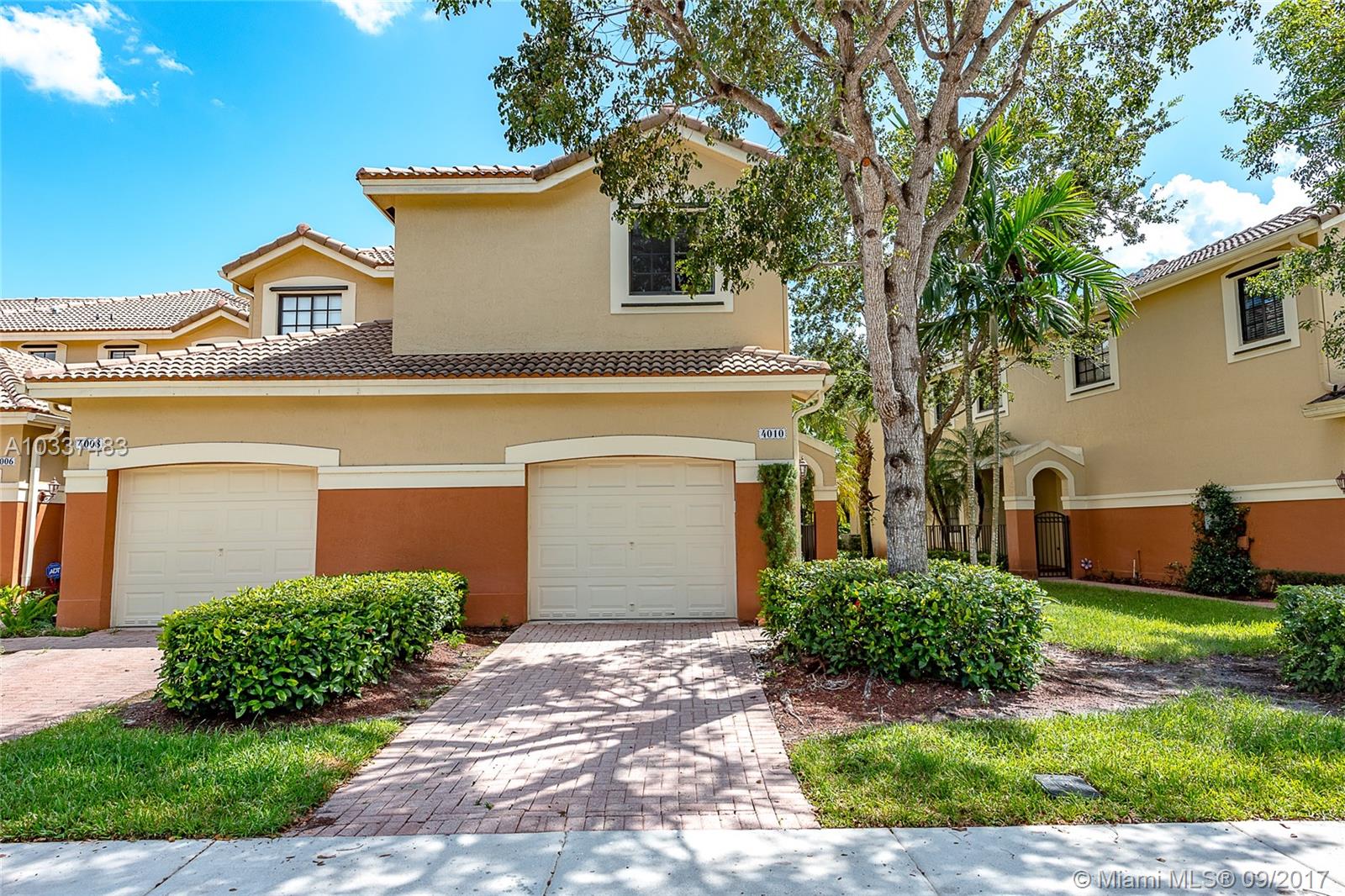 Gorgeous townhouse with 4 bedrooms 2.5 bedrooms with a beautiful brand new kitchen with white quartz counter tops, stainless steel appliances and a brand new AC unit. A nice screened patio in a great location with excellent A+ schools, walking distances to Cypress Bay High school and public library.