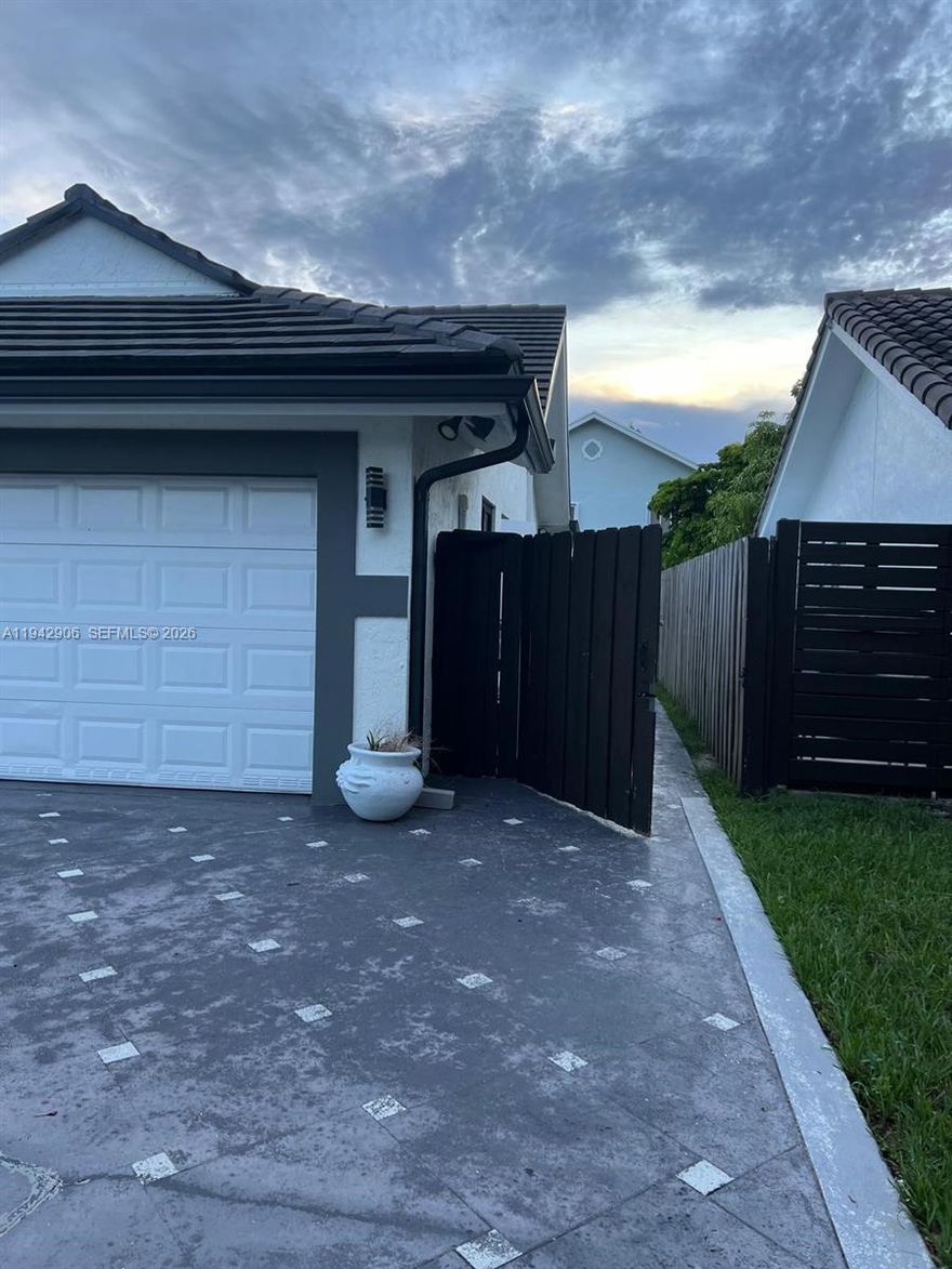 Efficiency for Rent ? Discover this beautifully appointed and fully unfurnished efficiency, located in a lovely home. Enjoy the comfort of private parking.  The home is centrally located, placing you close to all major conveniences, shopping, dining, and transportation and House near the Lourdes church. An ideal rental for those seeking comfort, style, and convenience in one package.