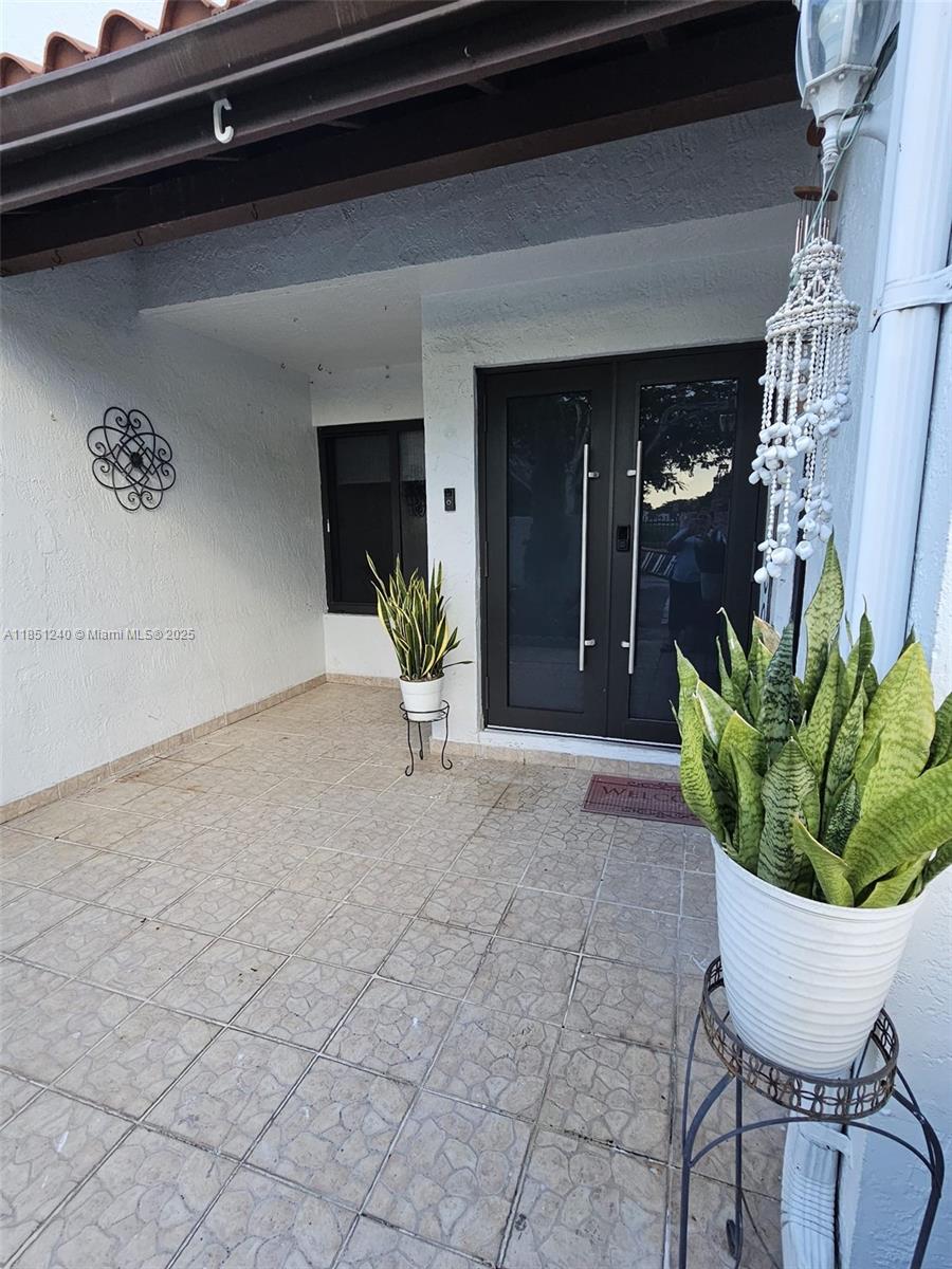 Beautiful townhouse in a gated community!
This home features two master bedrooms, each with a private bathroom, plus a guest bathroom downstairs. It includes a washer and dryer, a functional kitchen, and well-designed living spaces.
Located in a gated community with a pool, just minutes from major roads, schools, and shopping centers.