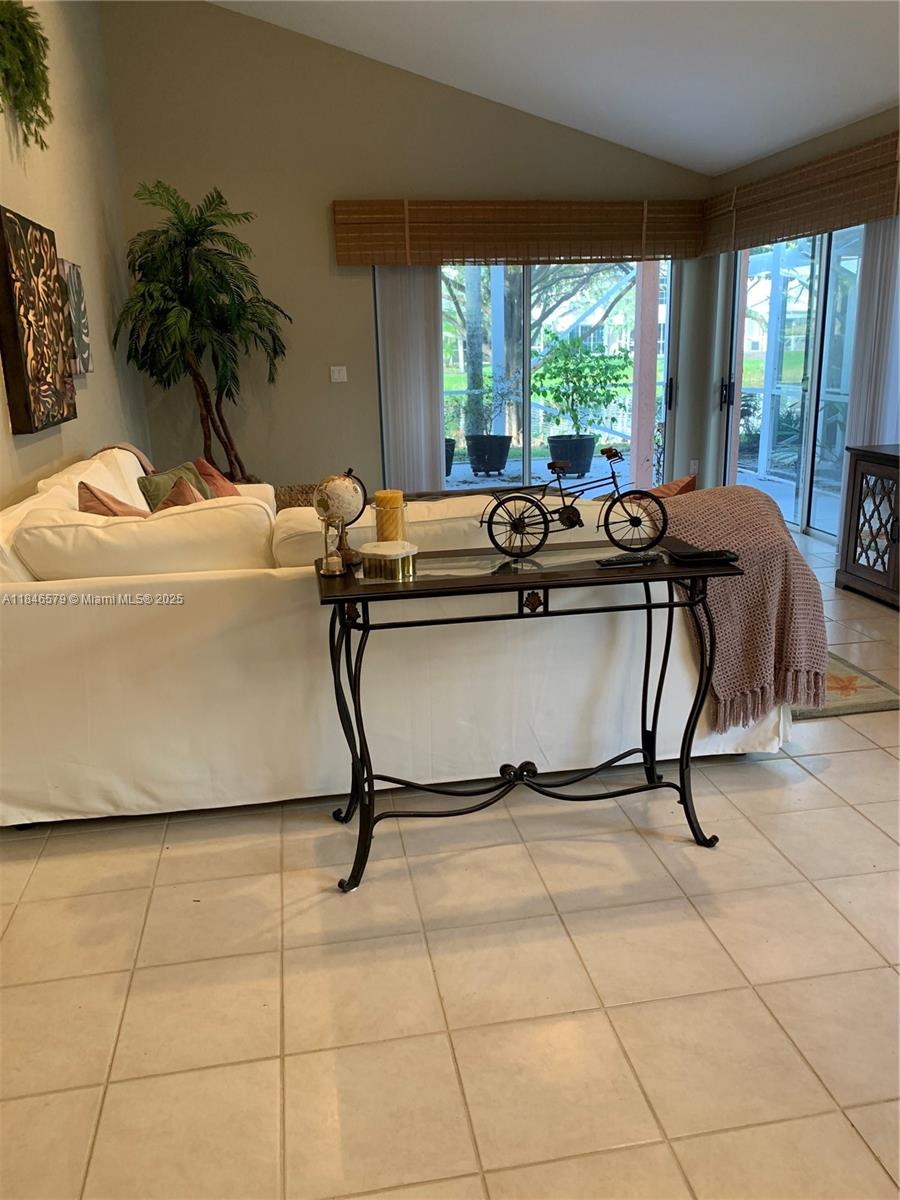 231 W Canterbury Dr W, Palm Beach Gardens, FL, 33418/$625,000 2 231 W Canterbury Dr W
