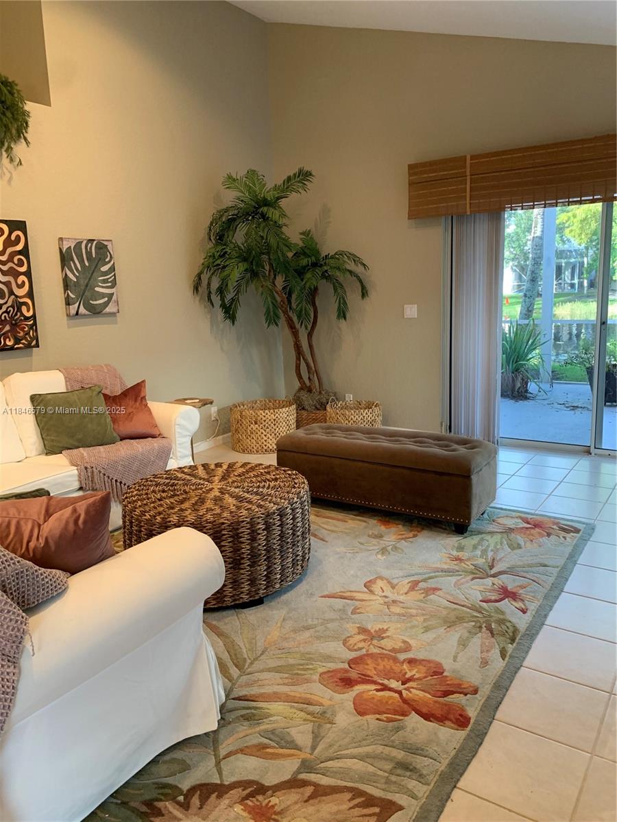 231 W Canterbury Dr W, Palm Beach Gardens, FL, 33418/$625,000 4 231 W Canterbury Dr W