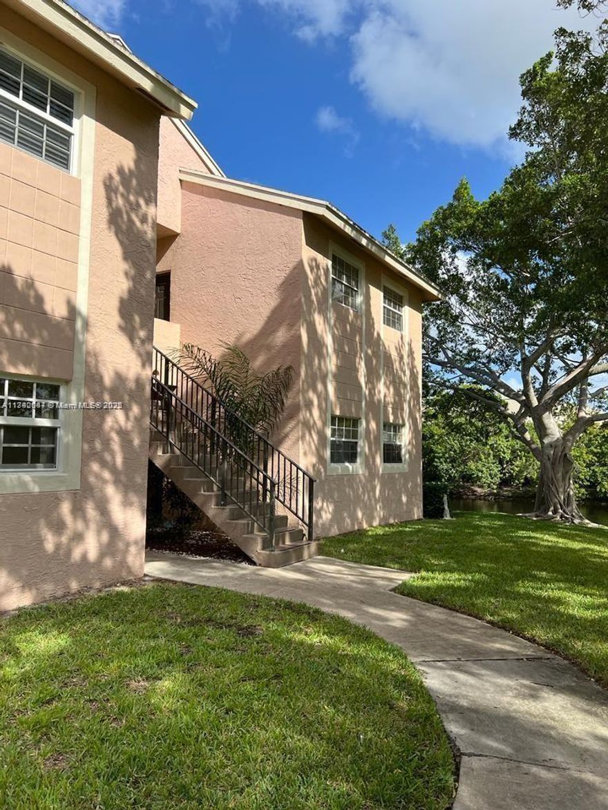 Preferred 1st floor corner unit, 3 bedrooms, 2 baths with lake view. All tiled floor, split bedroom design, great community with card entry, pool, exercise room, tennis court, car wash area.