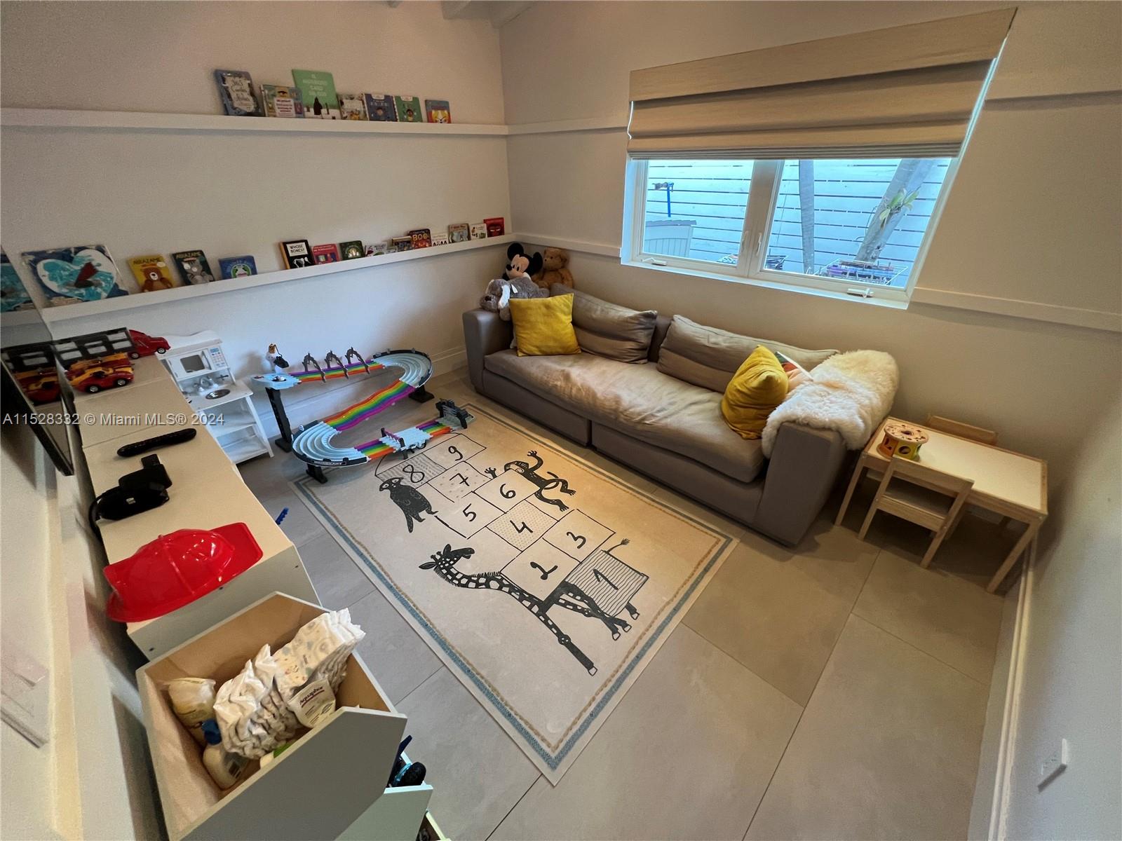 TROPICAL ISLE HOMES SUB 4 - Residential