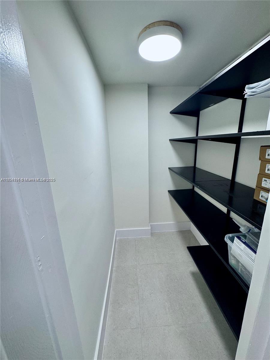 CRANDON TOWER CONDO - Residential Lease